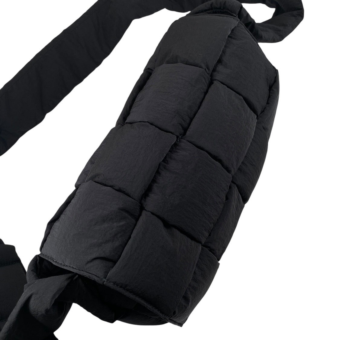 【BOTTEGAVENETA】ボッテガヴェネタ パデッド テック カセット 749878 ショルダーバッグ ナイロンメンズ 黒 斜め掛け クロスボディバッグ マキシイントレチャート レディース