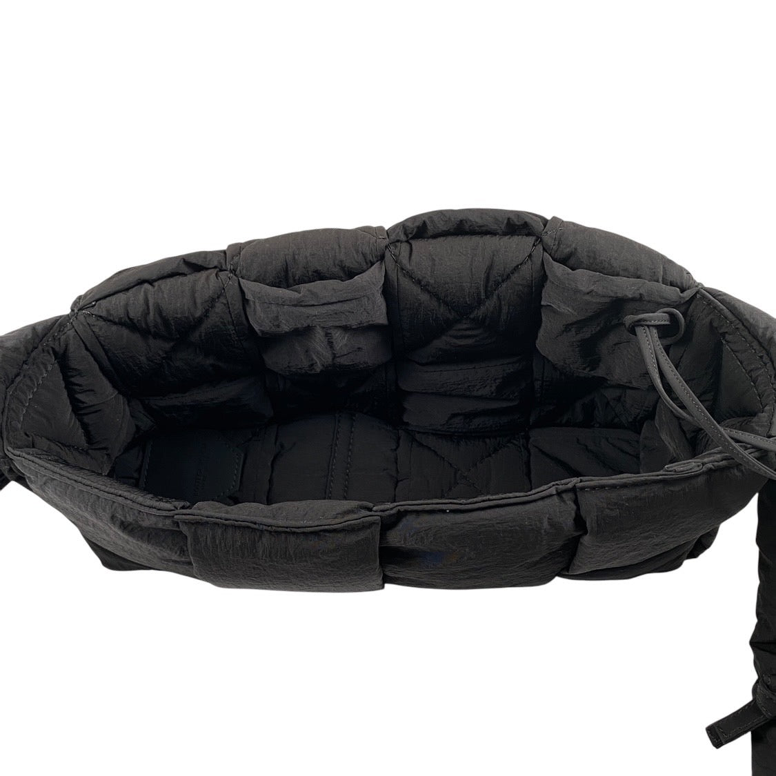 【BOTTEGAVENETA】ボッテガヴェネタ パデッド テック カセット 749878 ショルダーバッグ ナイロンメンズ 黒 斜め掛け クロスボディバッグ マキシイントレチャート レディース