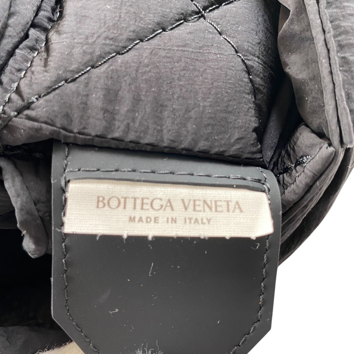 【BOTTEGAVENETA】ボッテガヴェネタ パデッド テック カセット 749878 ショルダーバッグ ナイロンメンズ 黒 斜め掛け クロスボディバッグ マキシイントレチャート レディース