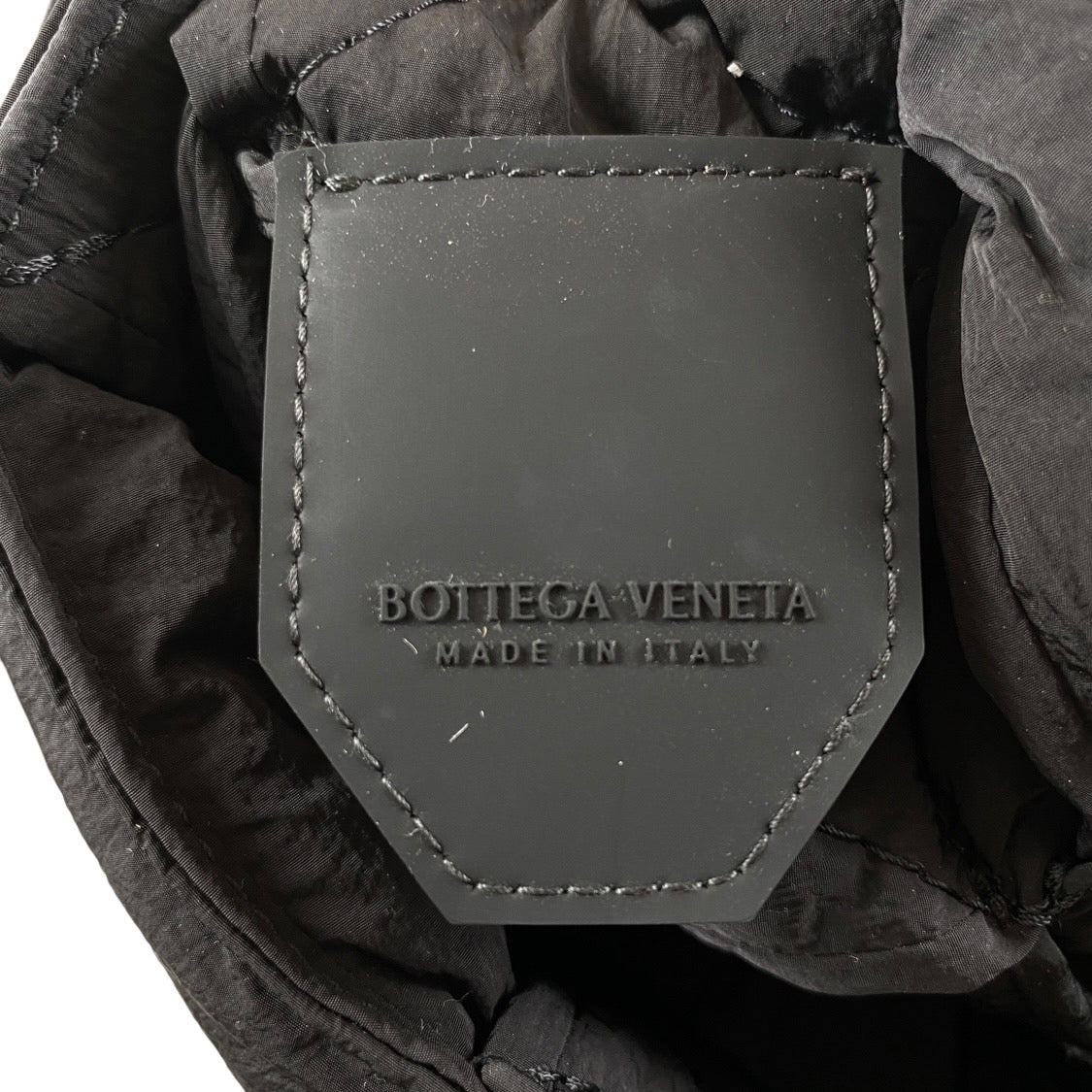 【BOTTEGAVENETA】ボッテガヴェネタ パデッド テック カセット 749878 ショルダーバッグ ナイロンメンズ 黒 斜め掛け クロスボディバッグ マキシイントレチャート レディース