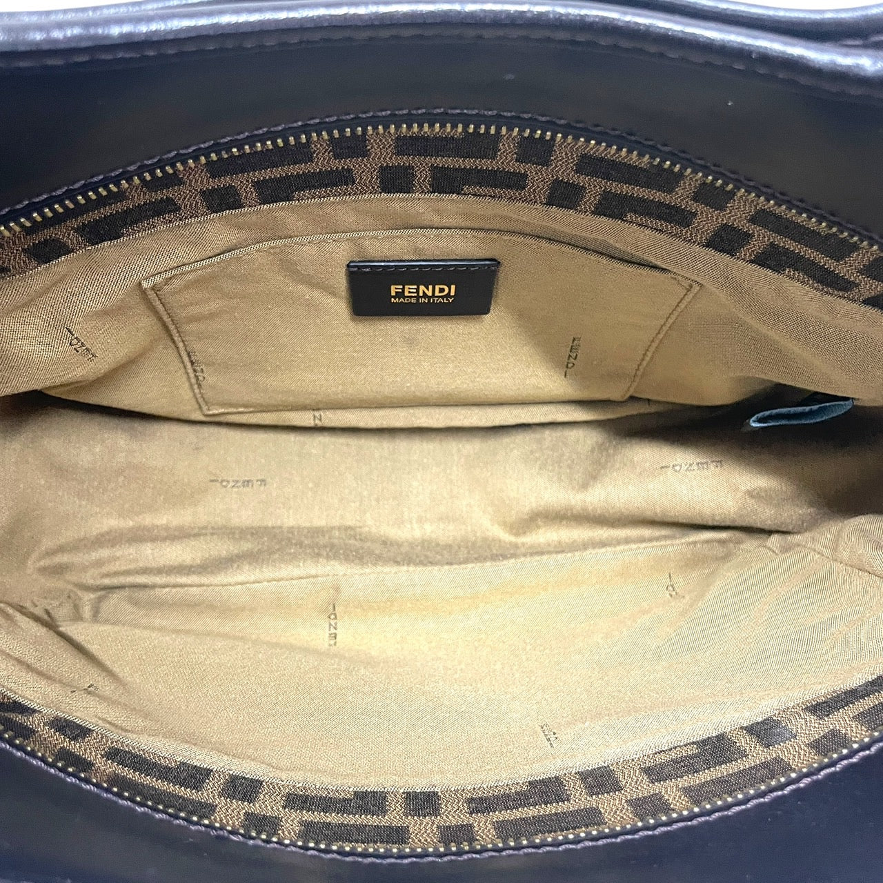 【FENDI】フェンディ ズッカ柄 8BH156 トートバッグ レディース ハンド カーキ チャーム付 レザー