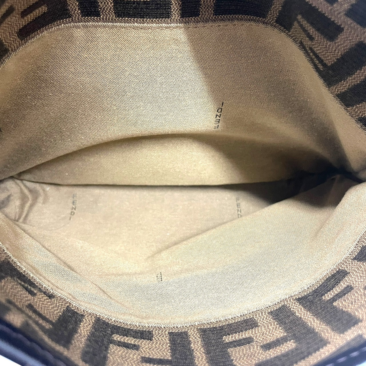 【FENDI】フェンディ ズッカ柄 8BH156 トートバッグ レディース ハンド カーキ チャーム付 レザー