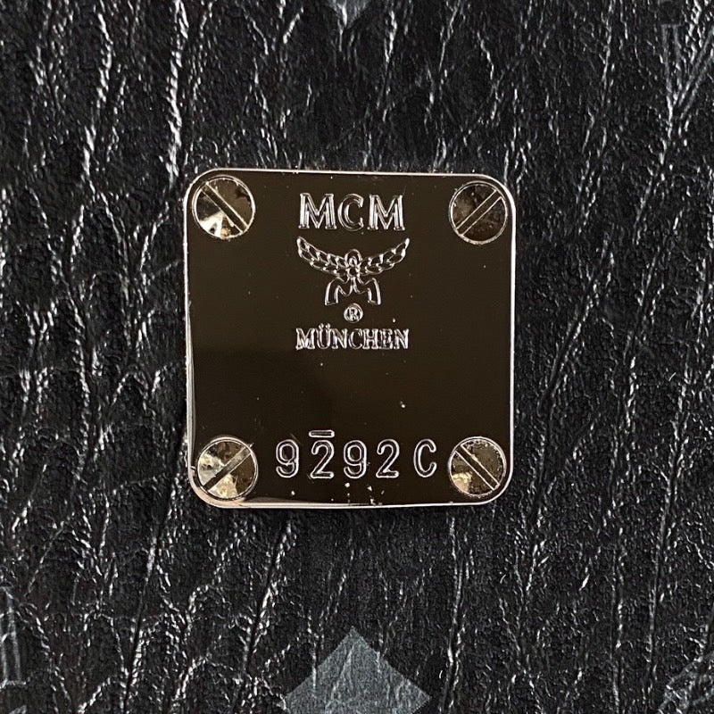 【MCM】エム・シー・エム スターク バックパック MMK6SVE37BK001 リュック・デイパック レザー ユニセックス ヴィセトス サイドスタッズ付 黒 ブラック