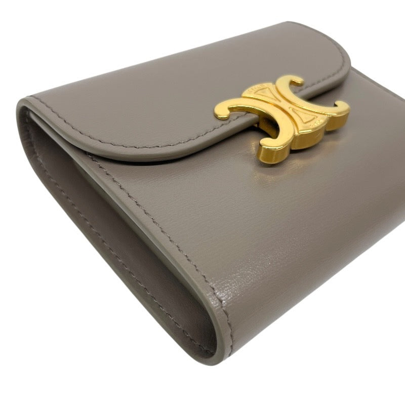 【CELINE】セリーヌ スモール トリオンフ フラップ ウォレット 10D783DPV.10BL 三つ折り財布 レザー レディース グレージュ ゴールド金具 コンパクト