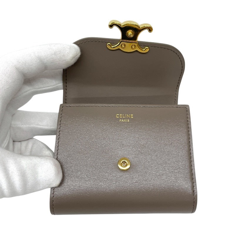 【CELINE】セリーヌ スモール トリオンフ フラップ ウォレット 10D783DPV.10BL 三つ折り財布 レザー レディース グレージュ ゴールド金具 コンパクト