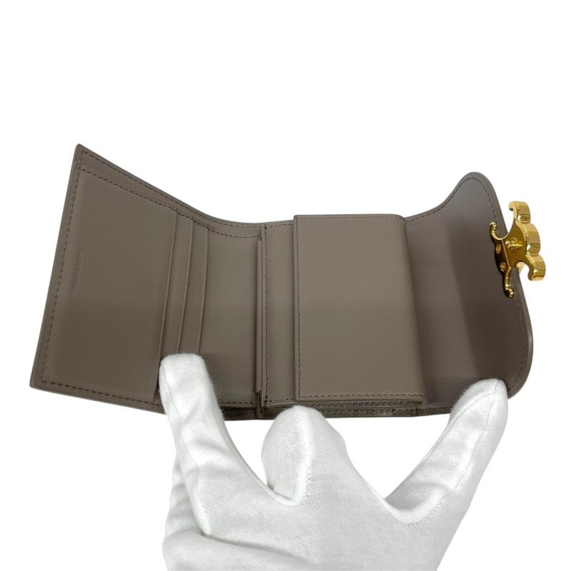 【CELINE】セリーヌ スモール トリオンフ フラップ ウォレット 10D783DPV.10BL 三つ折り財布 レザー レディース グレージュ ゴールド金具 コンパクト