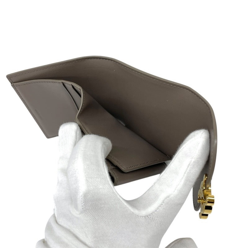 【CELINE】セリーヌ スモール トリオンフ フラップ ウォレット 10D783DPV.10BL 三つ折り財布 レザー レディース グレージュ ゴールド金具 コンパクト