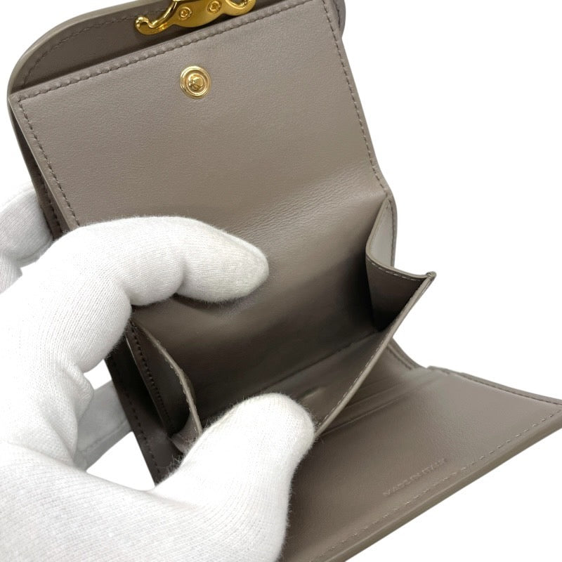 【CELINE】セリーヌ スモール トリオンフ フラップ ウォレット 10D783DPV.10BL 三つ折り財布 レザー レディース グレージュ ゴールド金具 コンパクト
