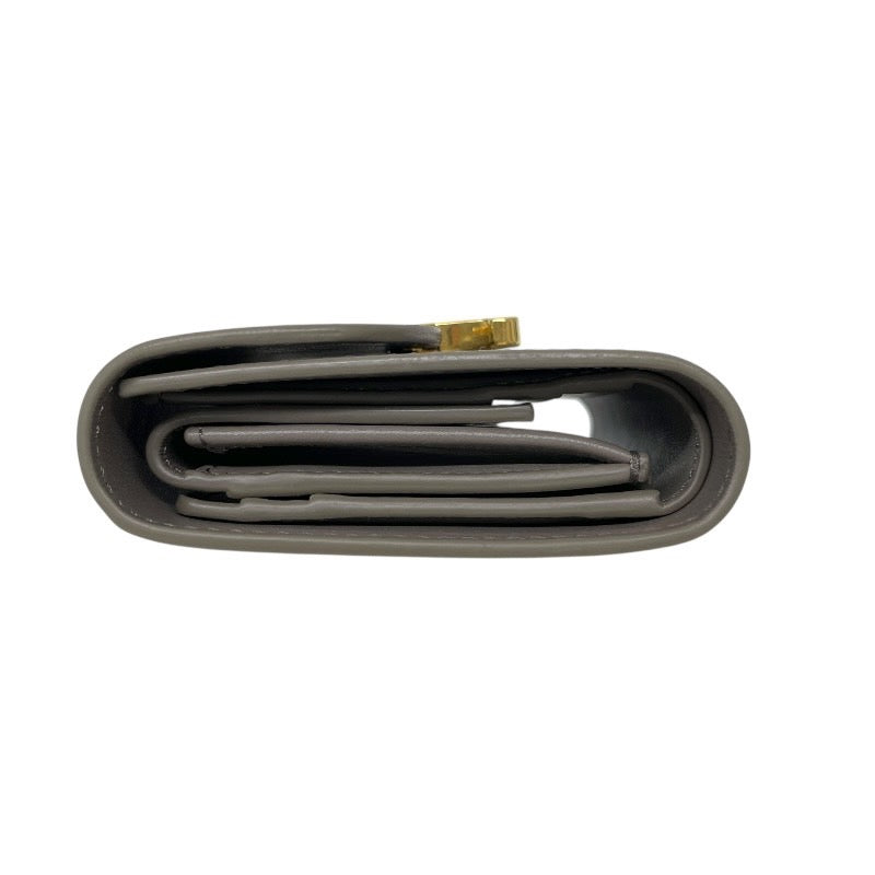 【CELINE】セリーヌ スモール トリオンフ フラップ ウォレット 10D783DPV.10BL 三つ折り財布 レザー レディース グレージュ ゴールド金具 コンパクト
