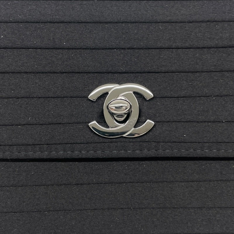 【CHANEL】シャネル ビジュー付 チェーンワンショルダー ショルダーバッグ サテン レディース 8番 黒 ブラック ターンロック ココマーク パーティバッグ