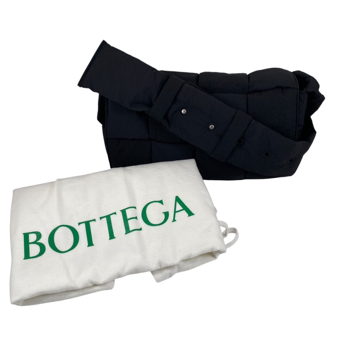 【BOTTEGAVENETA】ボッテガヴェネタ パデッド テック カセット 749878 ショルダーバッグ ナイロンメンズ 黒 斜め掛け  クロスボディバッグ マキシイントレチャート レディース