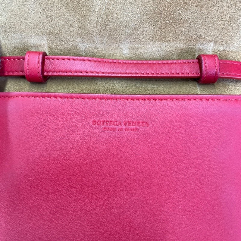 【BOTTEGAVENETA】ボッテガヴェネタ マキシ イントレチャート カセット 574051 ショルダーバッグ レザーレディース 赤 レッド ポーチ ポシェット